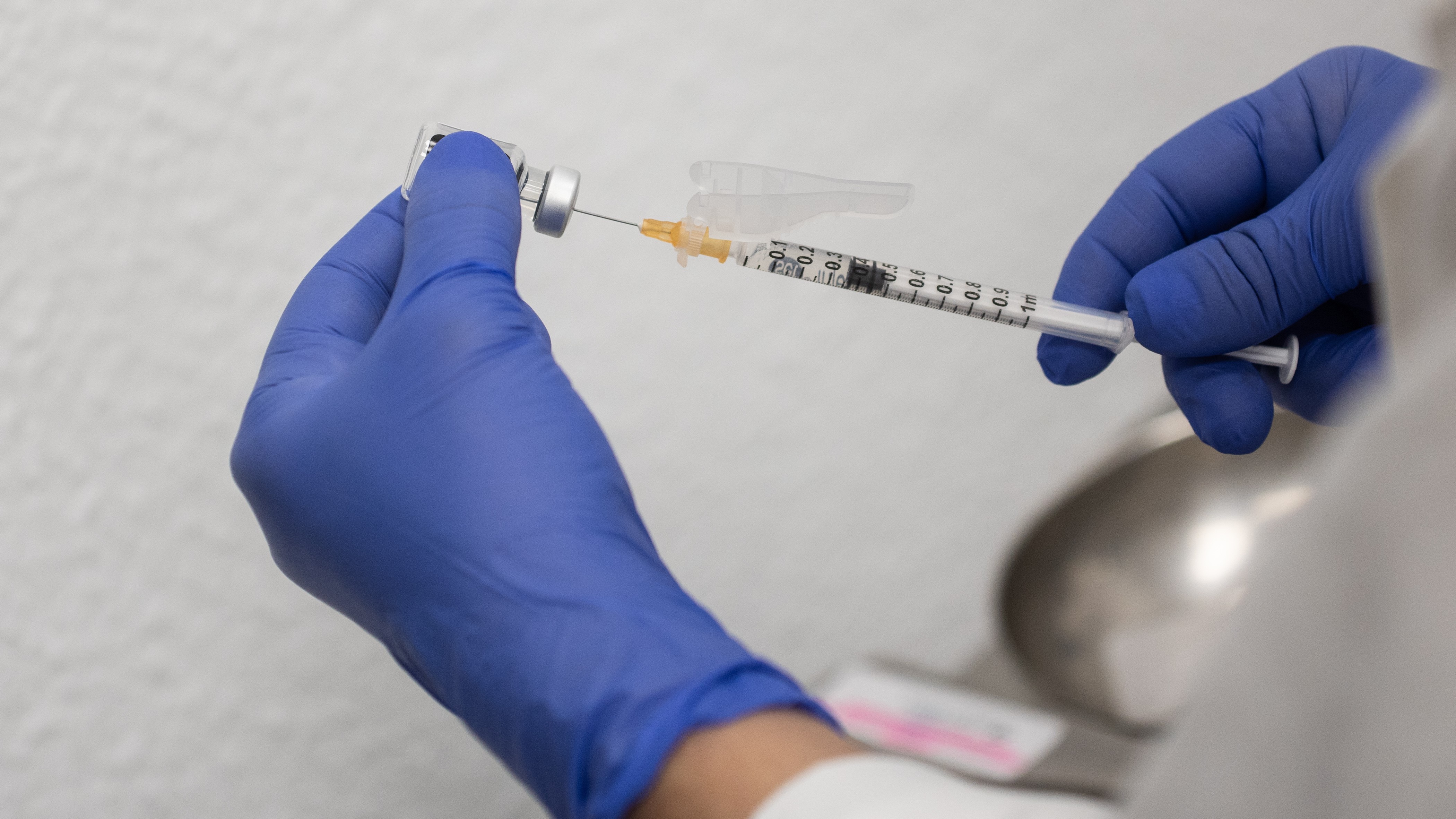 Unha sanitaria prepara un vial. Alejandro Martínez Vélez/Europa Press