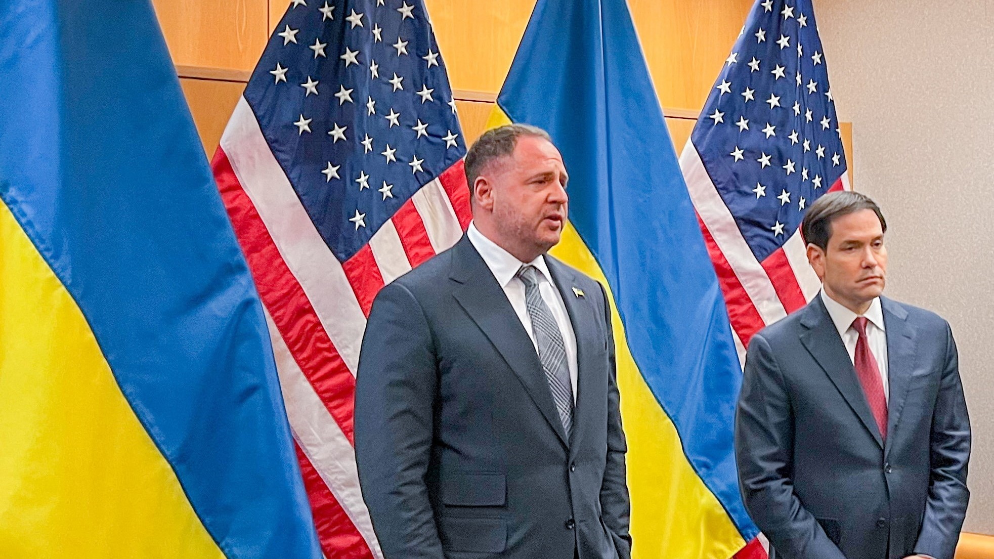 O xefe da delegación ucraína, Andri Yermak e osecretario de Estado dos EUA, Marco Rubio, tras a reunión . REUTERS/Emma Farge