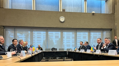 Membros das delegacións americana e ucraína, reunidos en Xenebra.  REUTERS/Emma Farge