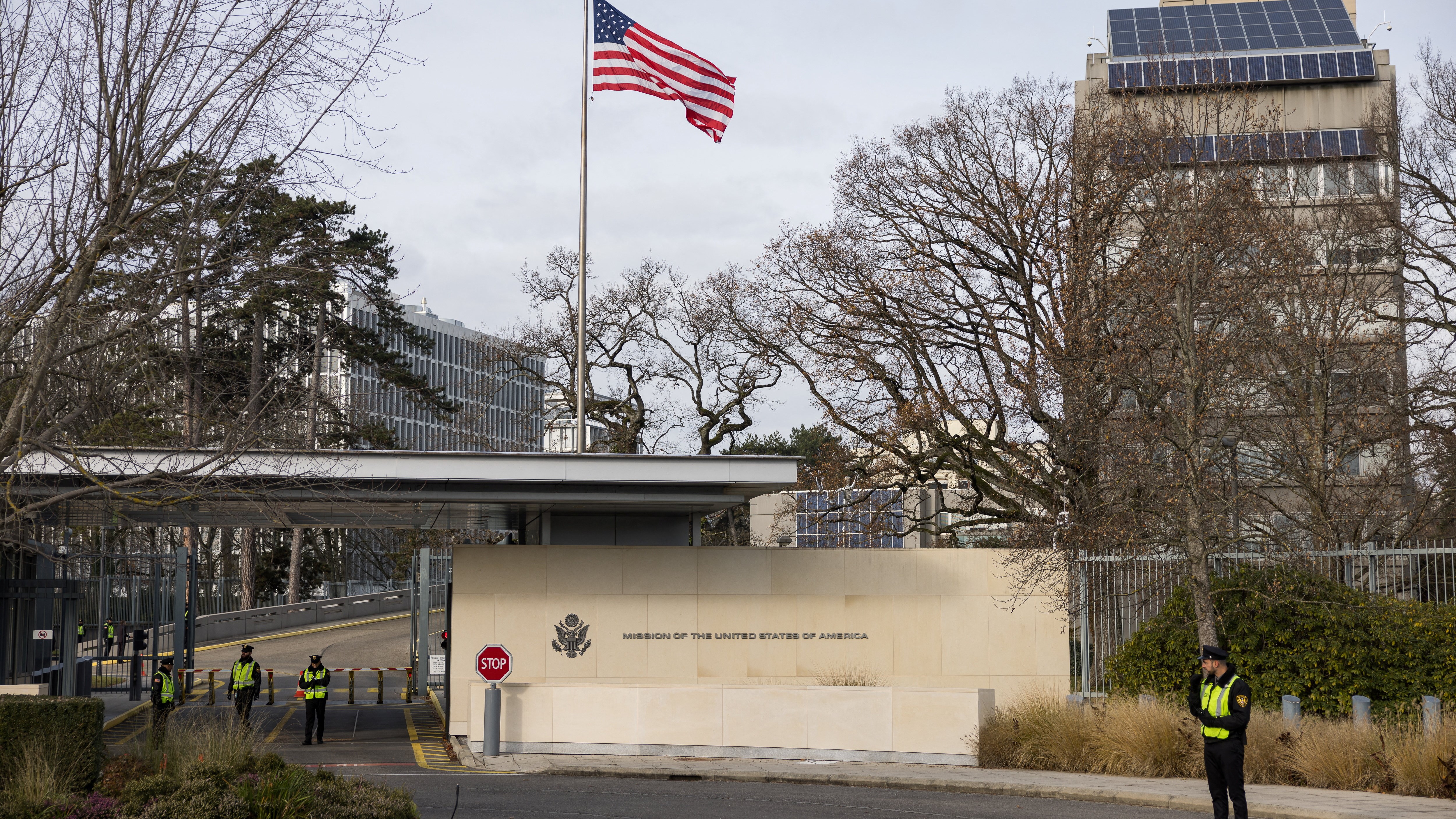 Entrada da misión dos Estados Unidos en Xenebra. REUTERS/Pierre Albouy