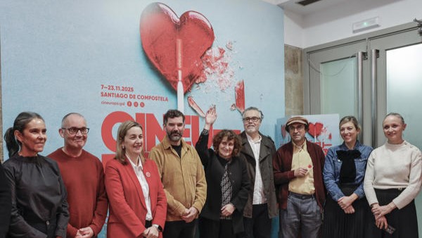 A alcaldesa de Santiago, entre outras autoridades e participantes, na clausura do festival este domingo (EFE/Lavandeira Jr.)