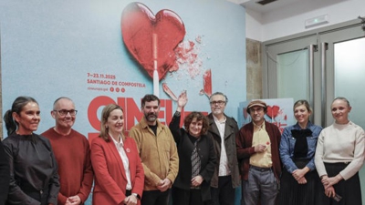 A alcaldesa de Santiago, entre outras autoridades e participantes, na clausura do festival este domingo (EFE/Lavandeira Jr.)