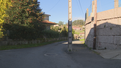 Imaxe do poste da luz no medio da rúa