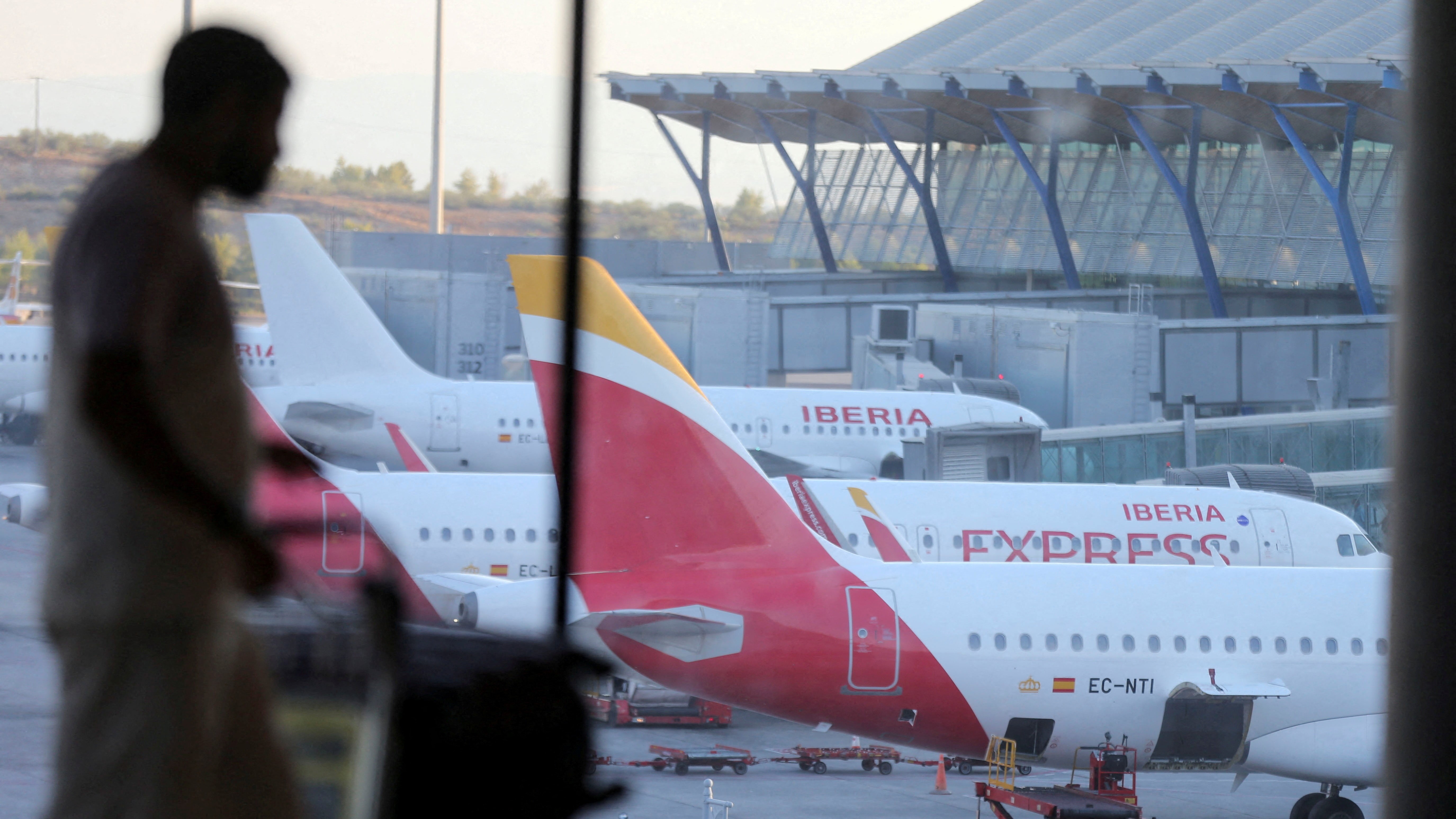 Imaxe de arquivo de aeronaves de Iberia, unha das compañías que suspendeu os voos a Venezuela(REUTERS/Isabel Infantes)
