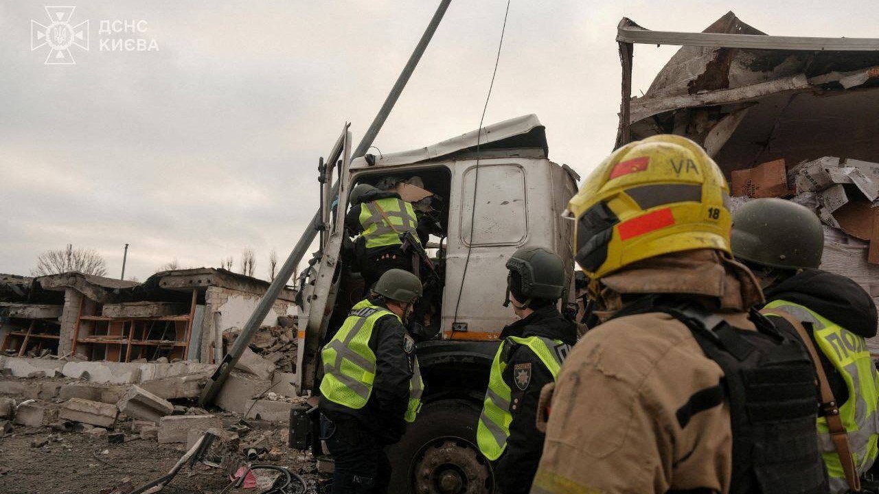Policías ucraínos recuperan o corpo dun camioneiro que morreu nun ataque ruso con mísiles (Reuters)