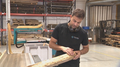 O artesán Fran Millán dálle nova vida á madeira de bateas