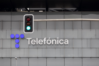 Imaxe dun semáforo fronte ás oficinas de Telefónica- de Eduardo Parra - (Arquivo EUROPAPRESS)