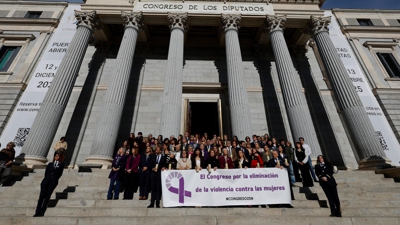 Concentración de deputados e deputadas no 25N (EFE/ J.J. Guillén)