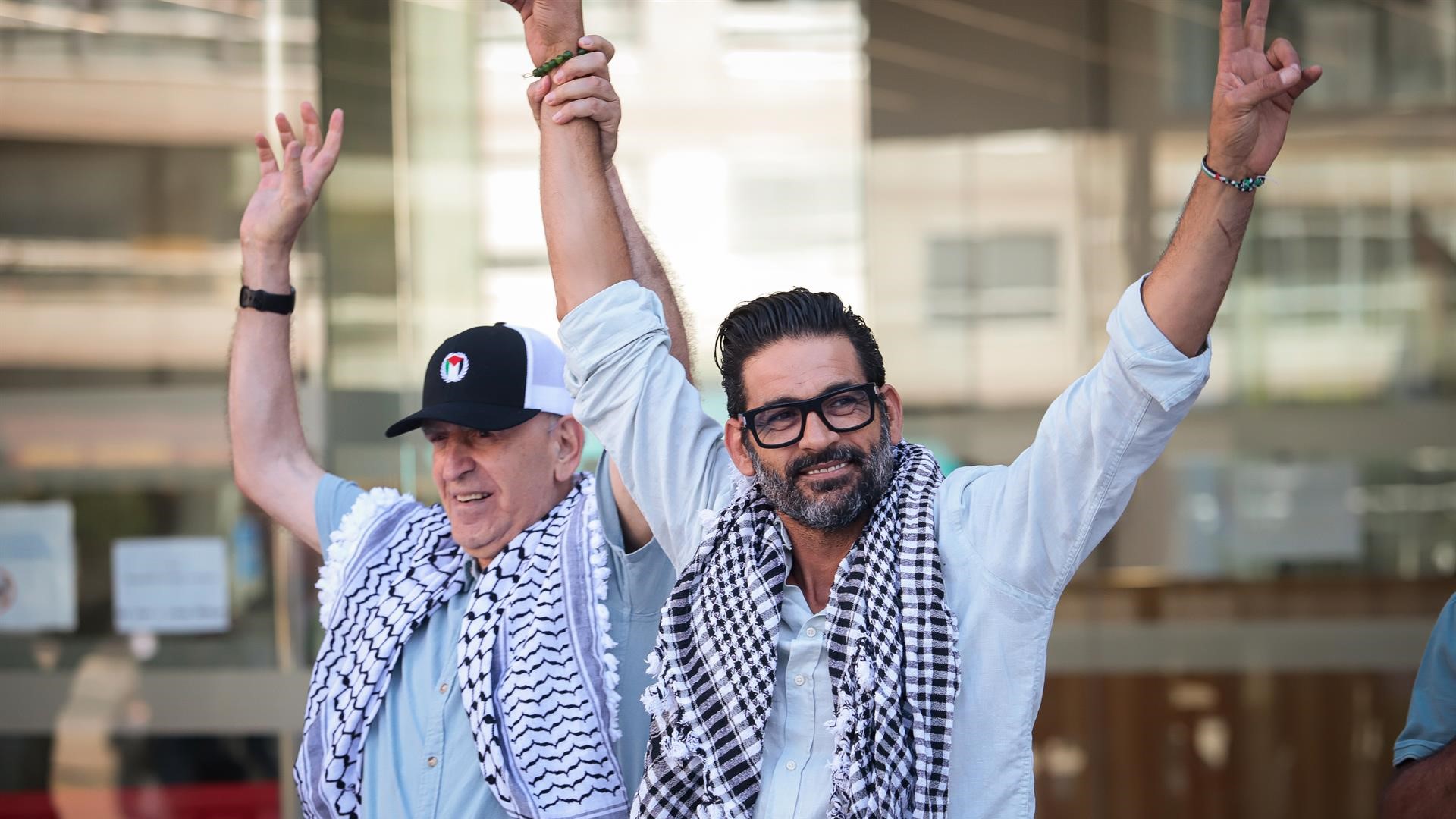 O hostaleiro, Samir Slim (d), á súa saída do Xulgado de Instrución número 4 de Vigo, o 29 de xullo de 2025 (Adrián Irago - Europa Press - Arquivo)