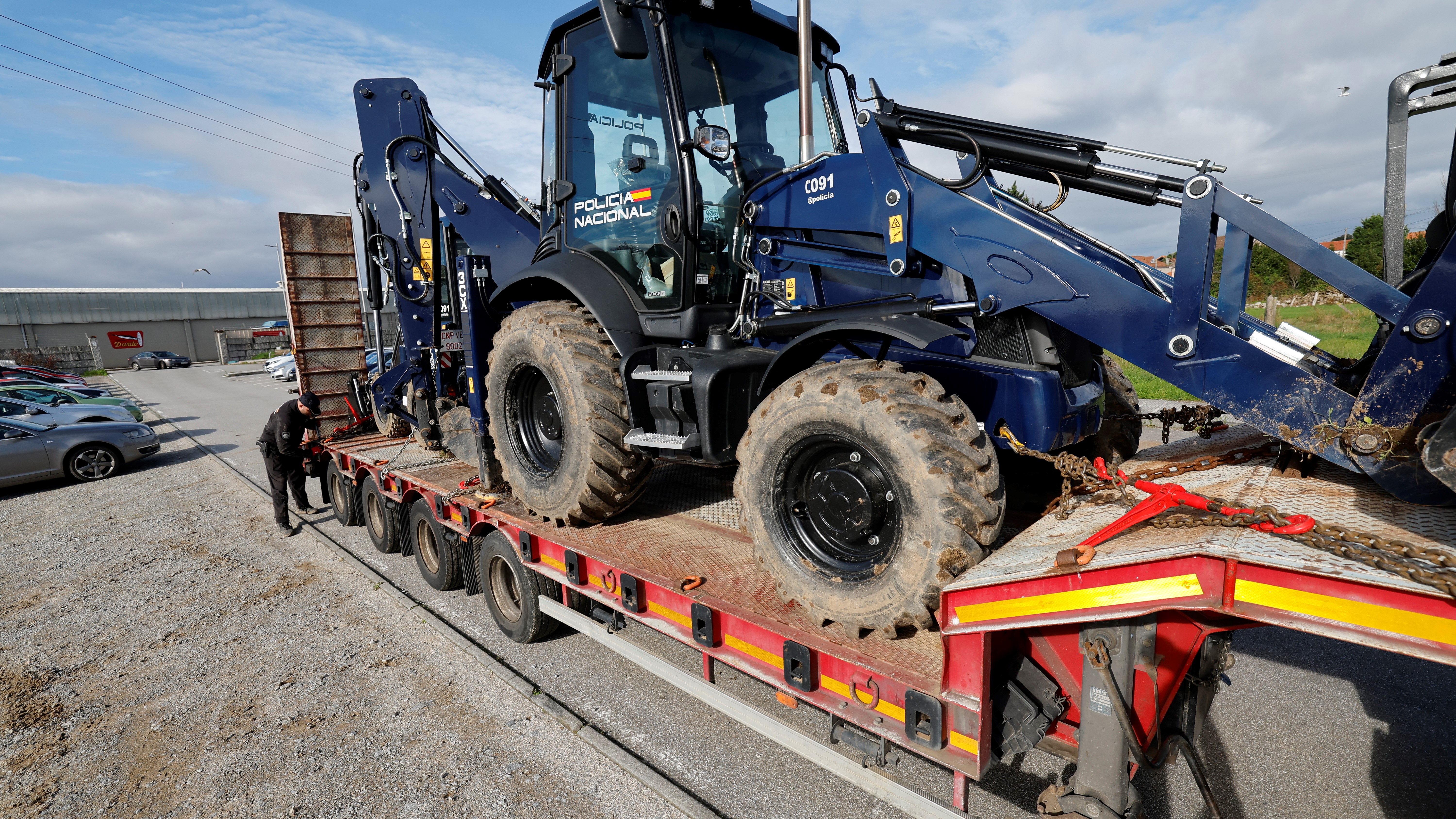 Escavadoras da Policía Nacional durante o operativo (EFE/Lavaneira jr)