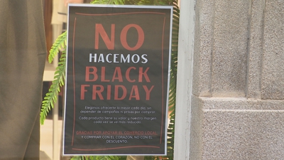 Cartel contra o Black Friday nun comercio do centro da vila