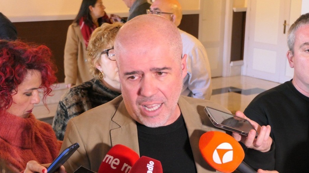 Secretario xeral de CCOO, Unai Sordo, durante a atención aos medios tras a Cátedra de Sindicalismo e Diálogo Social da Universidade de Valladolid
