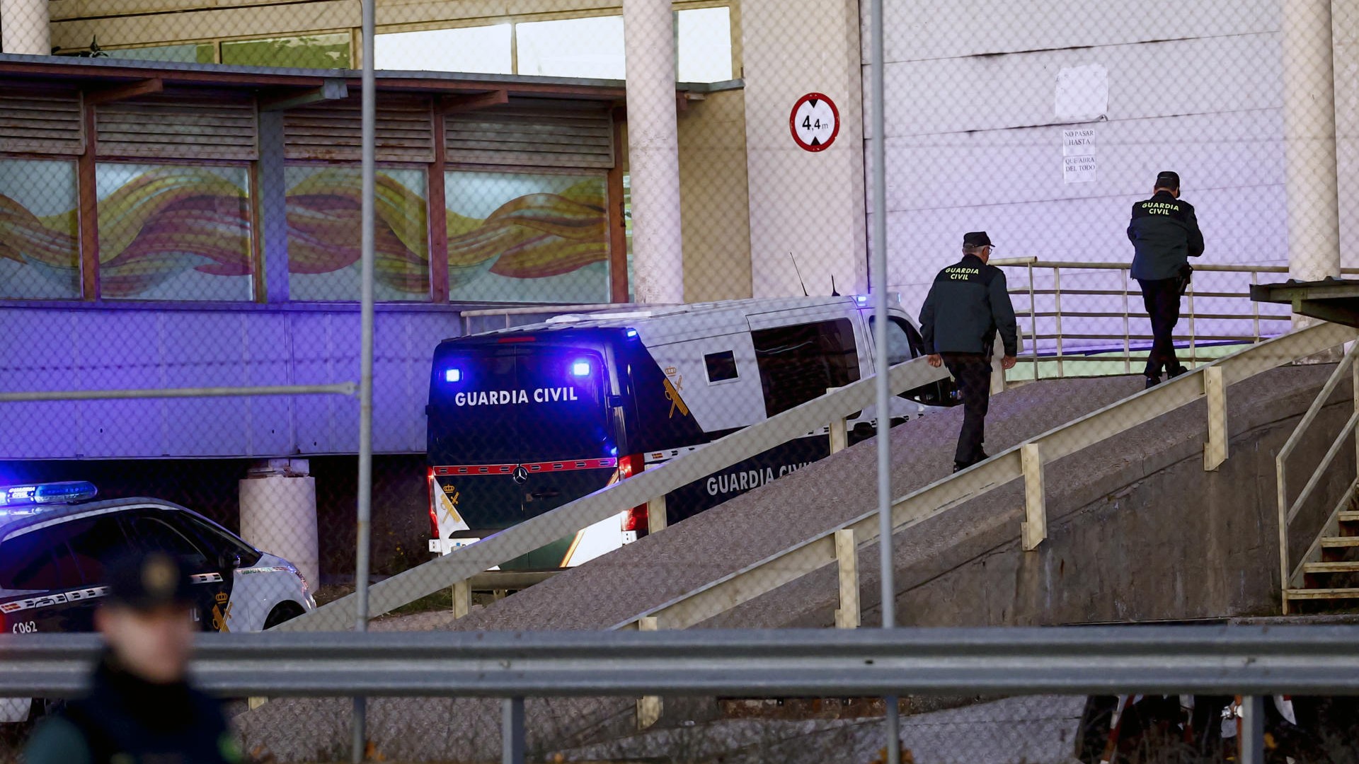 Vehículo da Garda Civil que trasladou a ábalos e Koldo García ata o cárcere de Soto del Real (Efe/Rodrigo Jiménez)