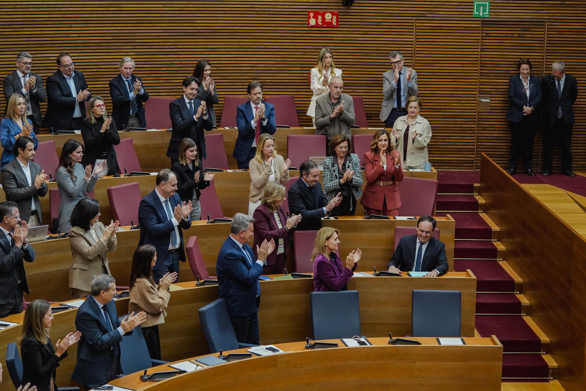 Deputados aplauden ao novo presidente da Generalitat Valenciana (Europa Press)