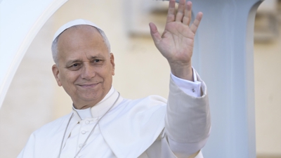 Papa León XIV saúda aos fieis durante a audiencia semanal na Praza de San Pedro da Cidade do Vaticano (EUROPAPRESS)