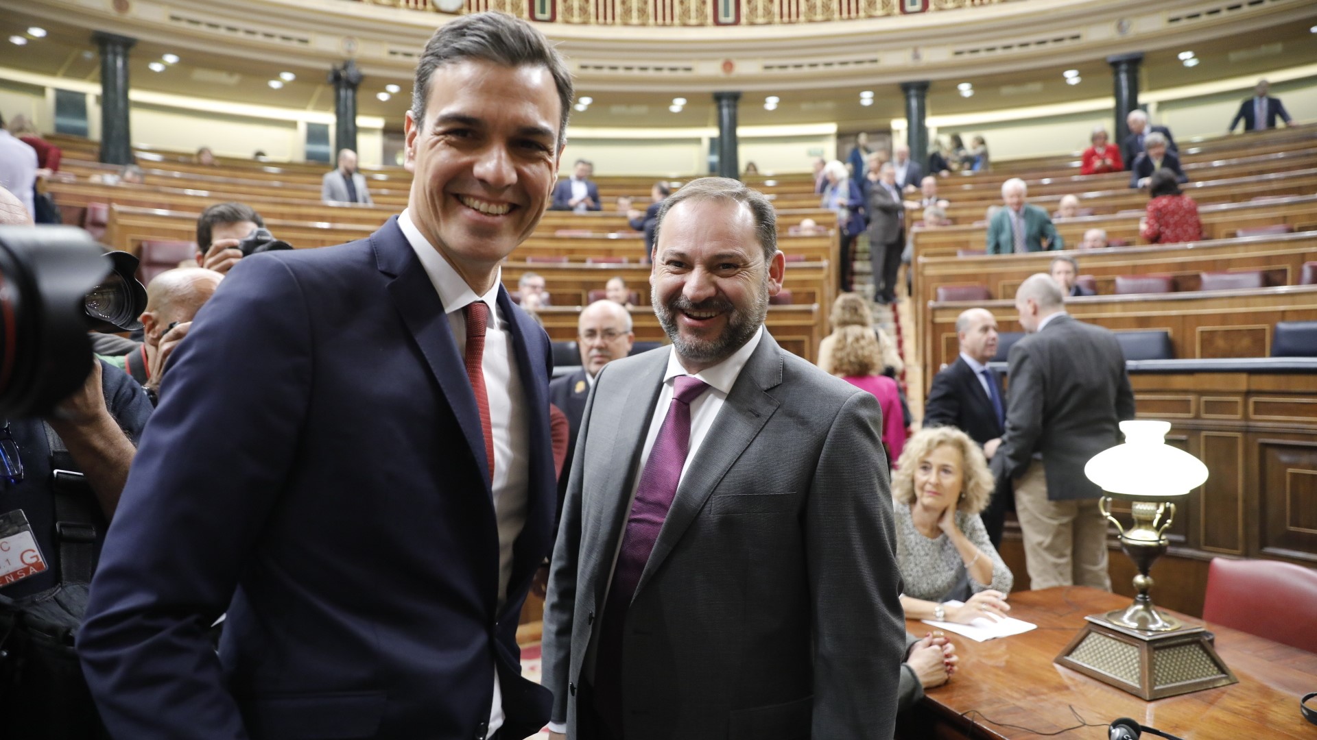 O ministro de Fomento José Luis Ábalos canda o presidente do Goberno Pedro Sánchez nunha sesion de control celebrada no Congreso en outubro de 2018 (Marta Fernández/Europa Press/Arquivo)