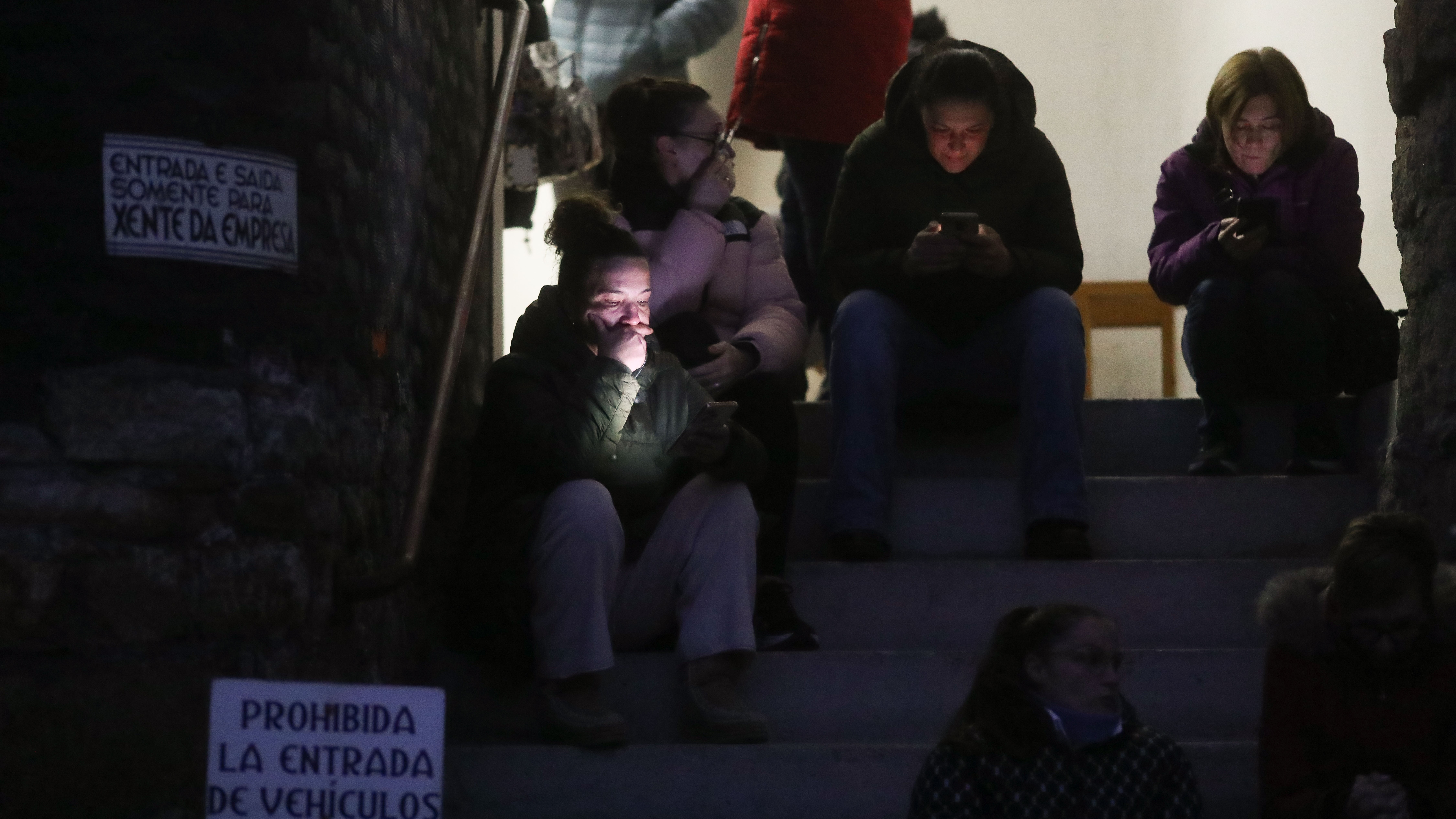 Persoal de Sargadelos ás portas da fábrica a primeira hora deste venres (Carlos Castro/Europa Press)