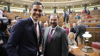 O ministro de Fomento, José Luis Ábalos, canda o presidente do Goberno, Pedro Sánchez, nunha sesion de control celebrada no Congreso en outubro de 2018 (Marta Fernández/Europa Press/Arquivo)