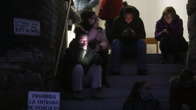 Persoal de Sargadelos ás portas da fábrica a primeira hora deste venres (Carlos Castro/Europa Press)