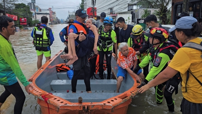 Rescate de varias persoas en Songkhla (Tailandia) REUTERS/Sithichai Chootochan