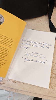 A dedicatoria do libro que asinou Bebeto para a Televisión de Galicia