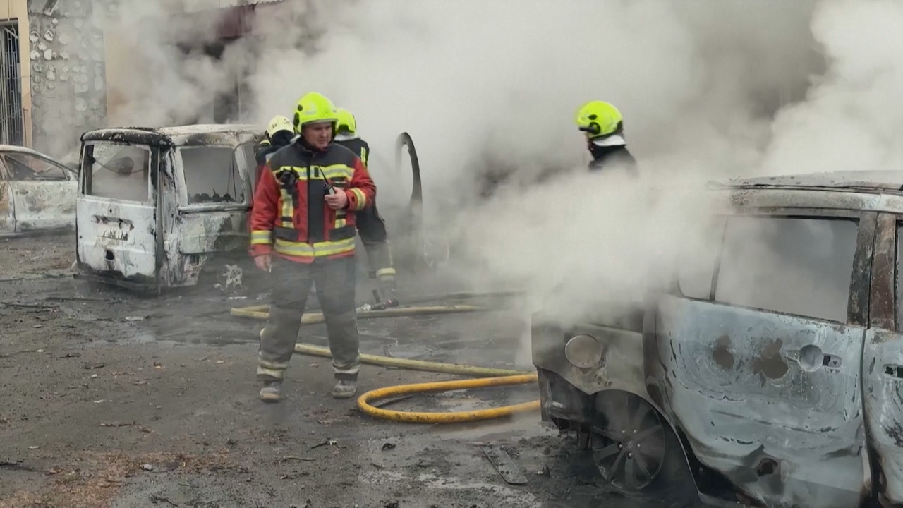 Emerxencias en Kíiv trata restablecer os servizos básicos tras os bombardeos da noite. Foto: Reuters