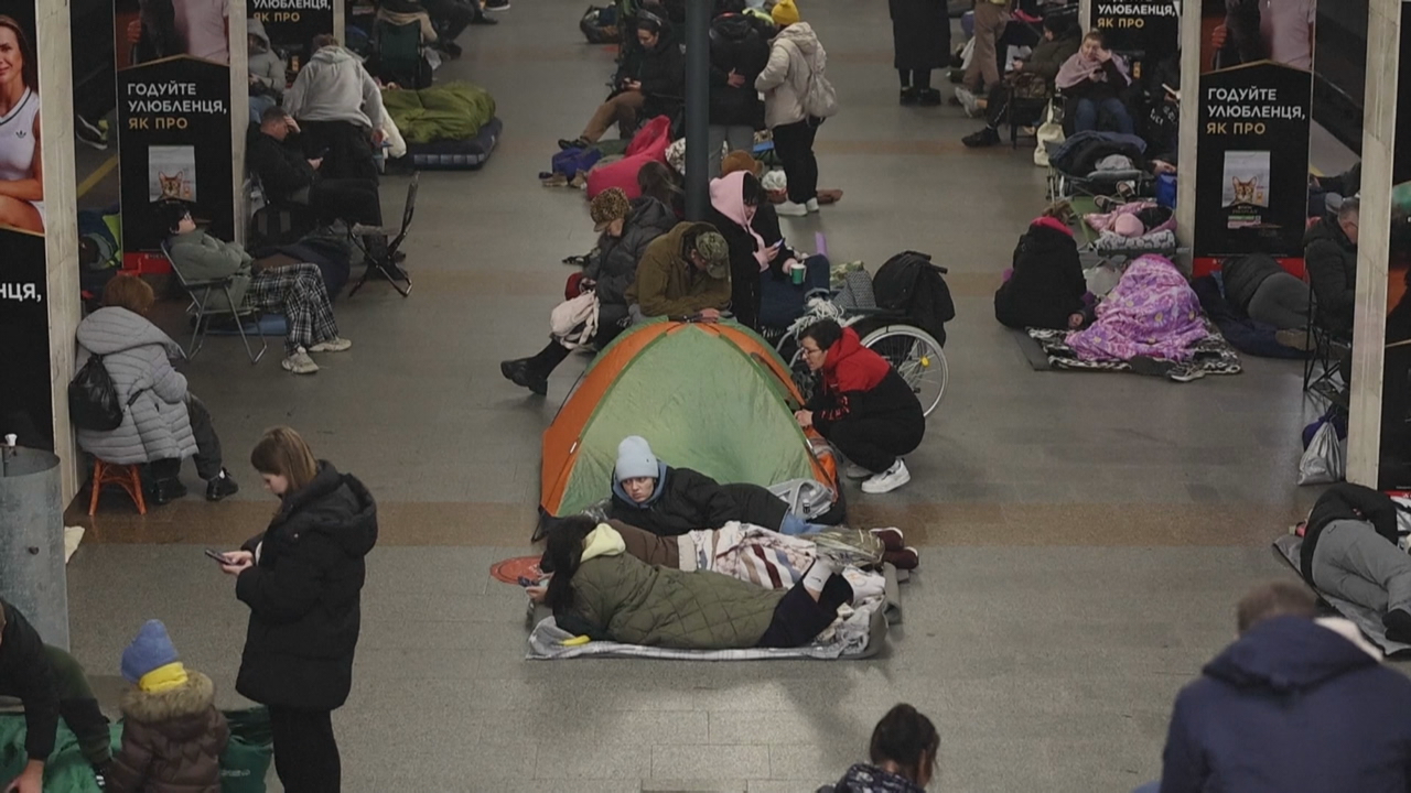As estacións de metros son os lugares máis seguros para buscar refuxio e pasar a noite. Foto: Reuters