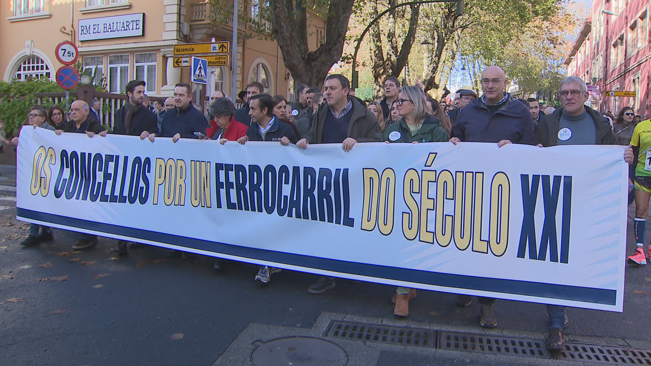 Cabeza da manifestación deste domingo en Ferrol en defensa do tren