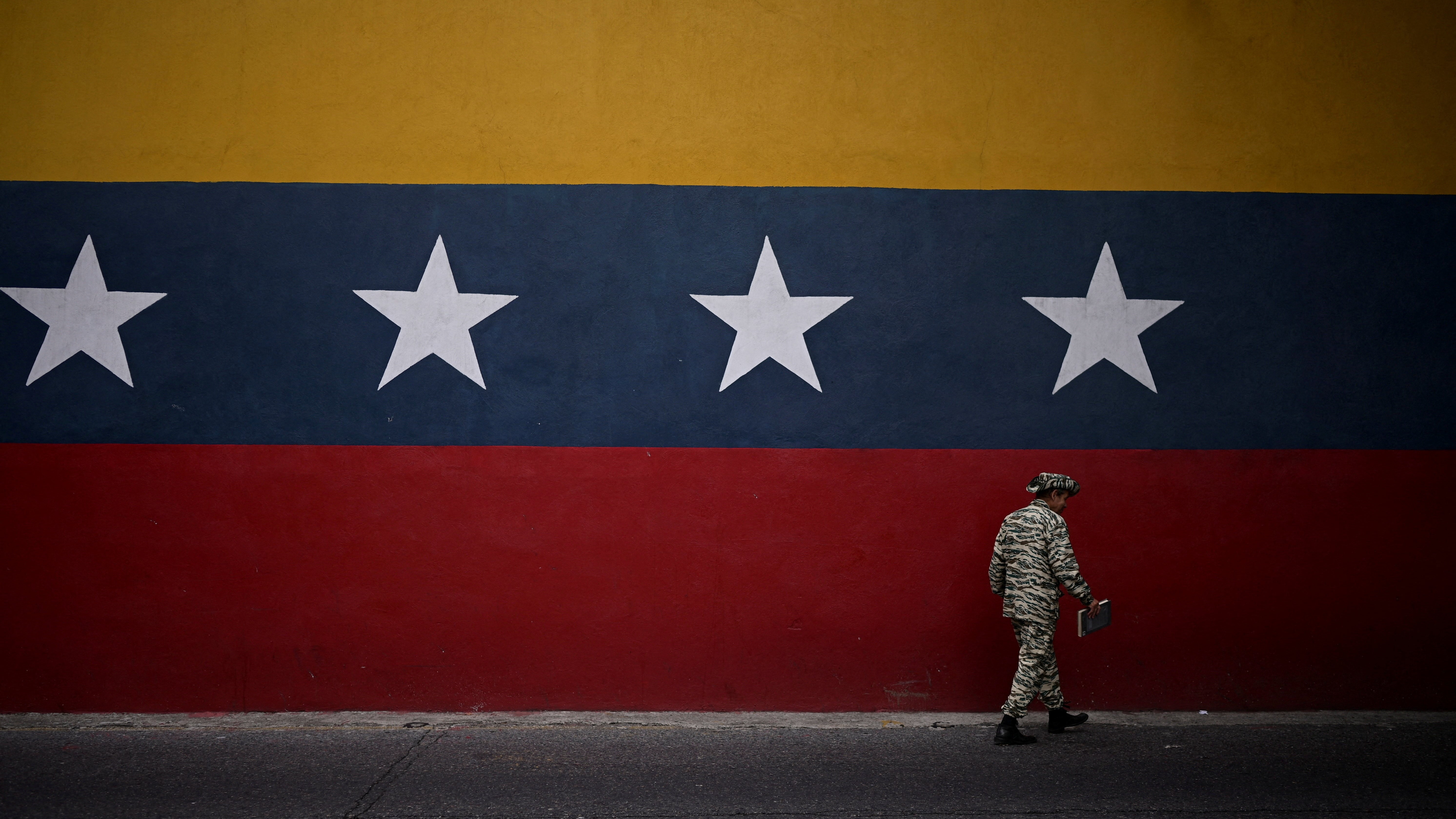 Un membro da milicia bolivariana en Caracas. REUTERS/Gaby Oraa