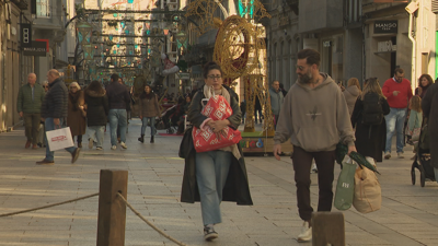 Numerosa afluencia de público nas tendas en Vigo, xa de mañá, este domingo