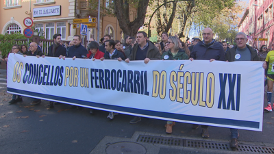 Cabeza da manifestación deste domingo en Ferrol en defensa do tren