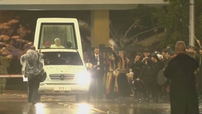 O papa aclamado baixo a chuvia por unha multitude nas rúas de Beirut