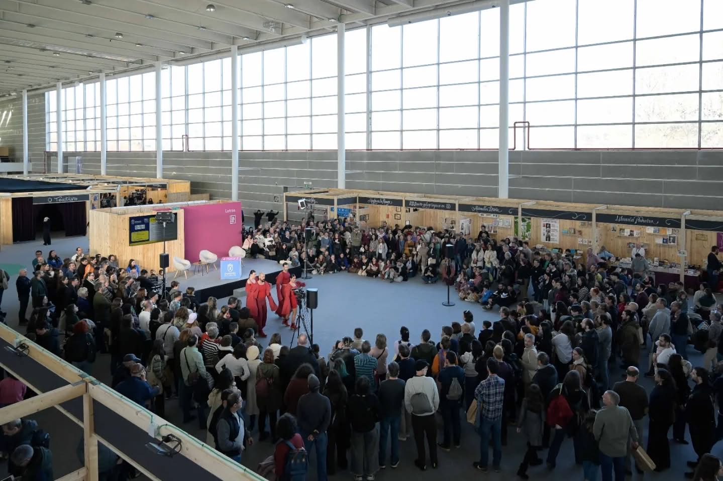 Espectáculo 'Un baile ceibe' da compañía de danza de Fran Sieira na praza central de Culturgal (Cedida Culturgal)