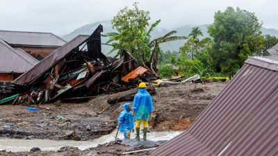 Residentes de Sumatra avalían os danos causados polas chuvias nas súas vivendas (REUTERS/Stringer TPX)
