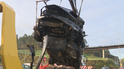 Foto dun dos vehículos implicados / Declaracións de Ángel Paz Bermúdez, xefe de equipo do servizo de extinción de incendios de Santiago de Compostela e imaxes dos vehículos accidentados