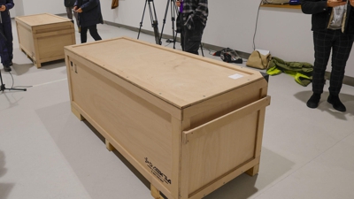 Chegada das caixas coas estatuas de Abraham e Isaac do Pórtico da Gloria este luns a Santiago de Compostela (Efe/Lavandeira jr)