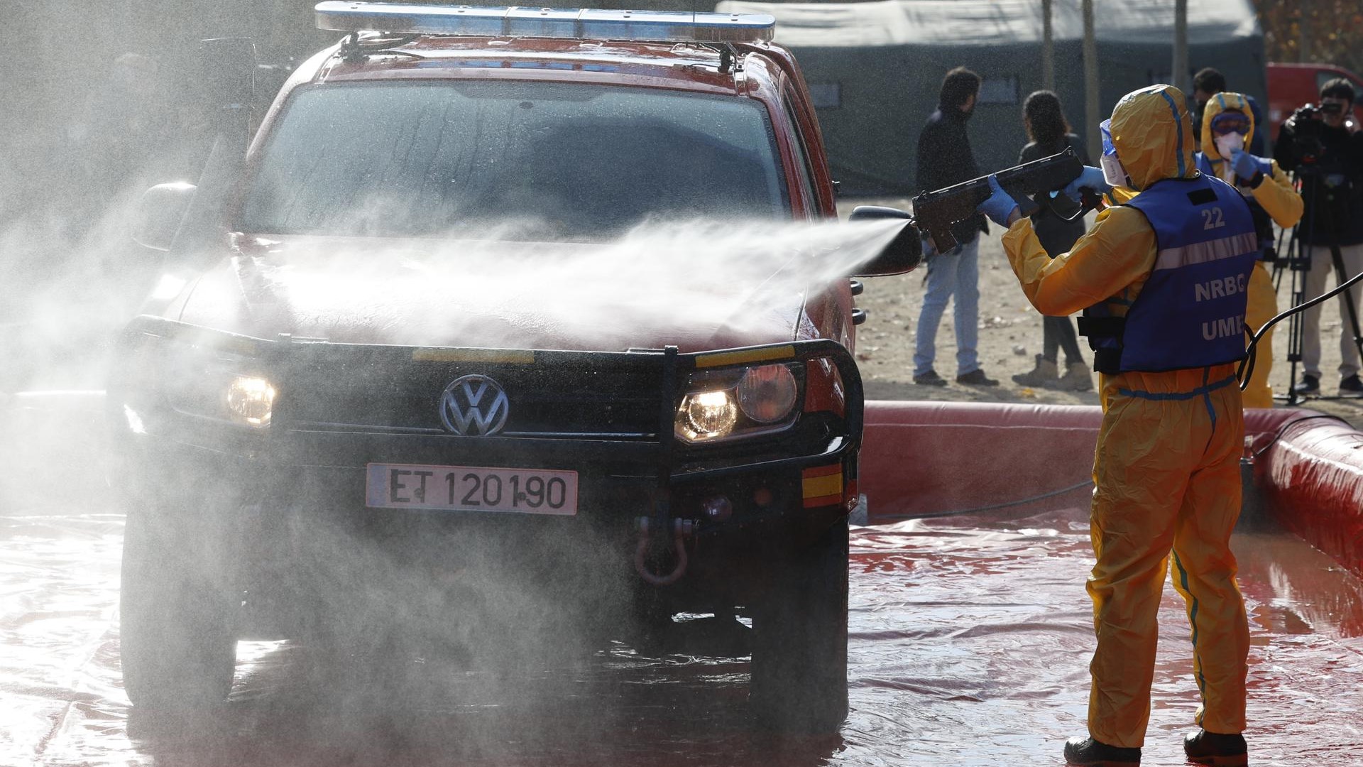 Imaxe dun posto de desinfección da UMER, polo que teñen que pasar todos os coches nas zonas contaminadas (Efe/Alberto Estévez)