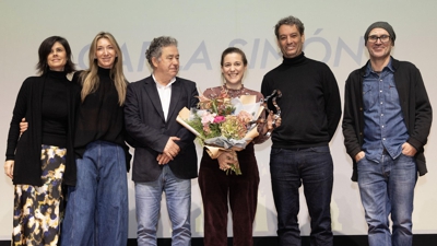Carla Simón xunto a Daniel Froiz (2d), director de Novos Cinemas; Miguel Anxo Fernández Lores (3I), alcalde de Pontevedra; Demetrio Gómez, concelleiro de Cultura; Eva Vilaverde, tenente de alcalde; e Suso Novas (d), director artístico de Novos Cinemas (EFE / Salvador Sas)