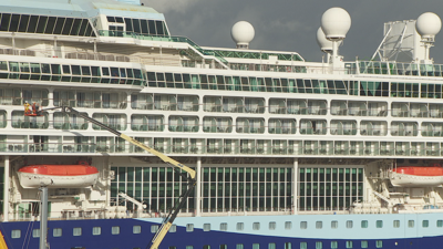 O transatlántico Marella Discóvery no porto de Vigo hoxe 1 de decembro 2025