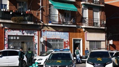 Axentes da Garda Civil xunto a vivenda onde a muller foi asasinada en Torrijos (Toledo), rúa Cirio Montero (EFE)