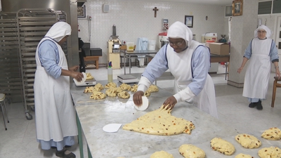 As irmáns do mosteiro de Vilar de Astrés están estes días elaborando os seus doces estrelas de Nadal
