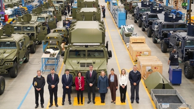 Imaxe de familia durante a visita ás instalacións de URO Vehículos Especiais S.A., ao 10 de novembro de 2025, en Valga, Pontevedra, Galicia (España).  (Álvaro Ballesteros/EUROPAPRESS)