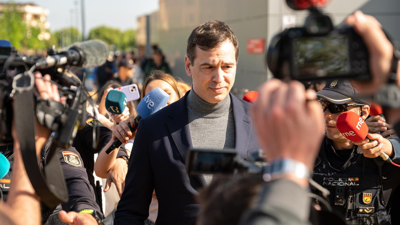 Imaxe de arquivo. O irmán de Pedro Sánchez, David Sánchez, a súa saída dos xulgados de Badajoz o pasado mes de abril (Andrés Rodríguez/EUROPAPRESS)