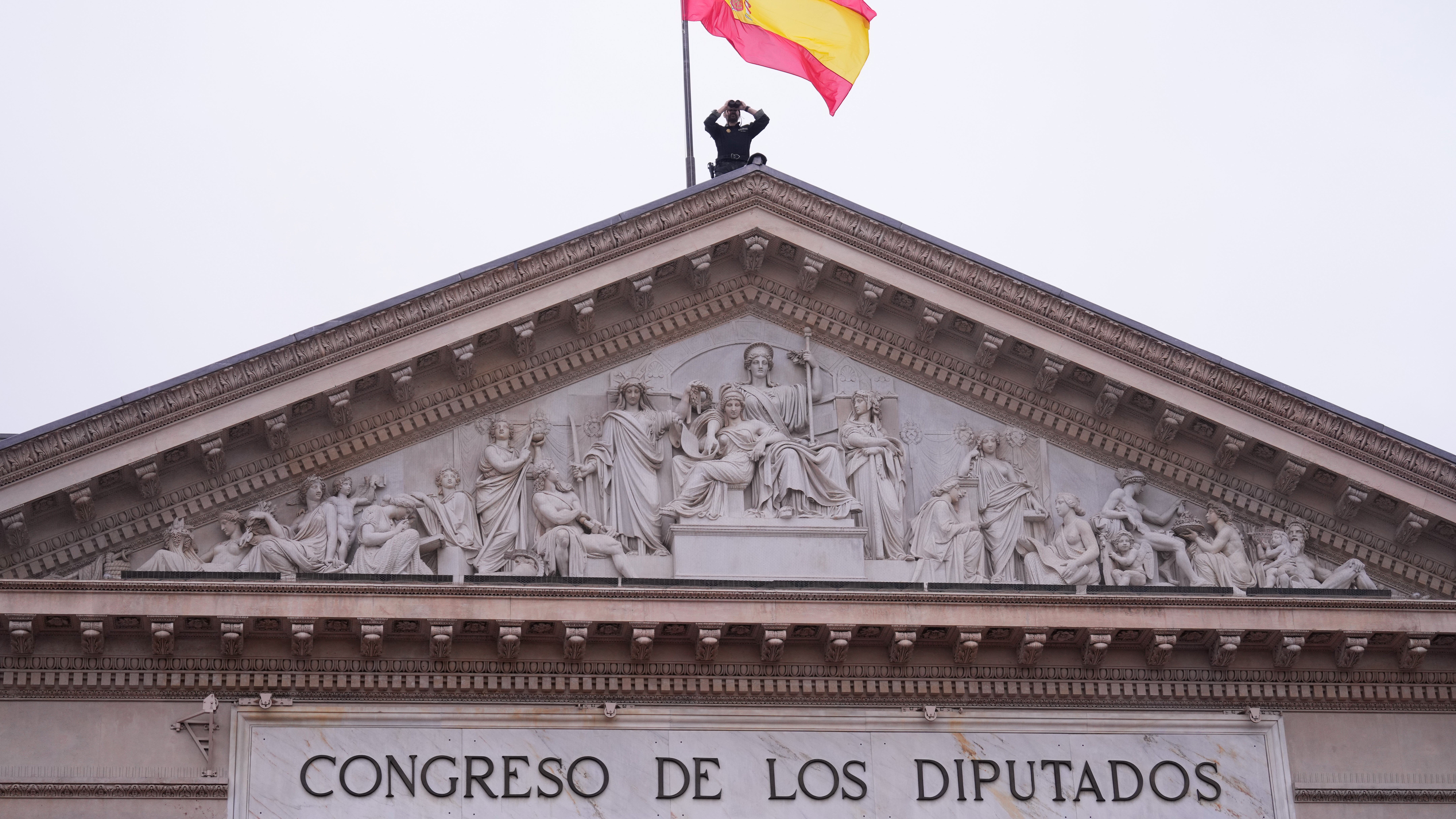 Un membro das forzas de seguridade no Congreso. EFE/Borja Sánchez-Trillo
