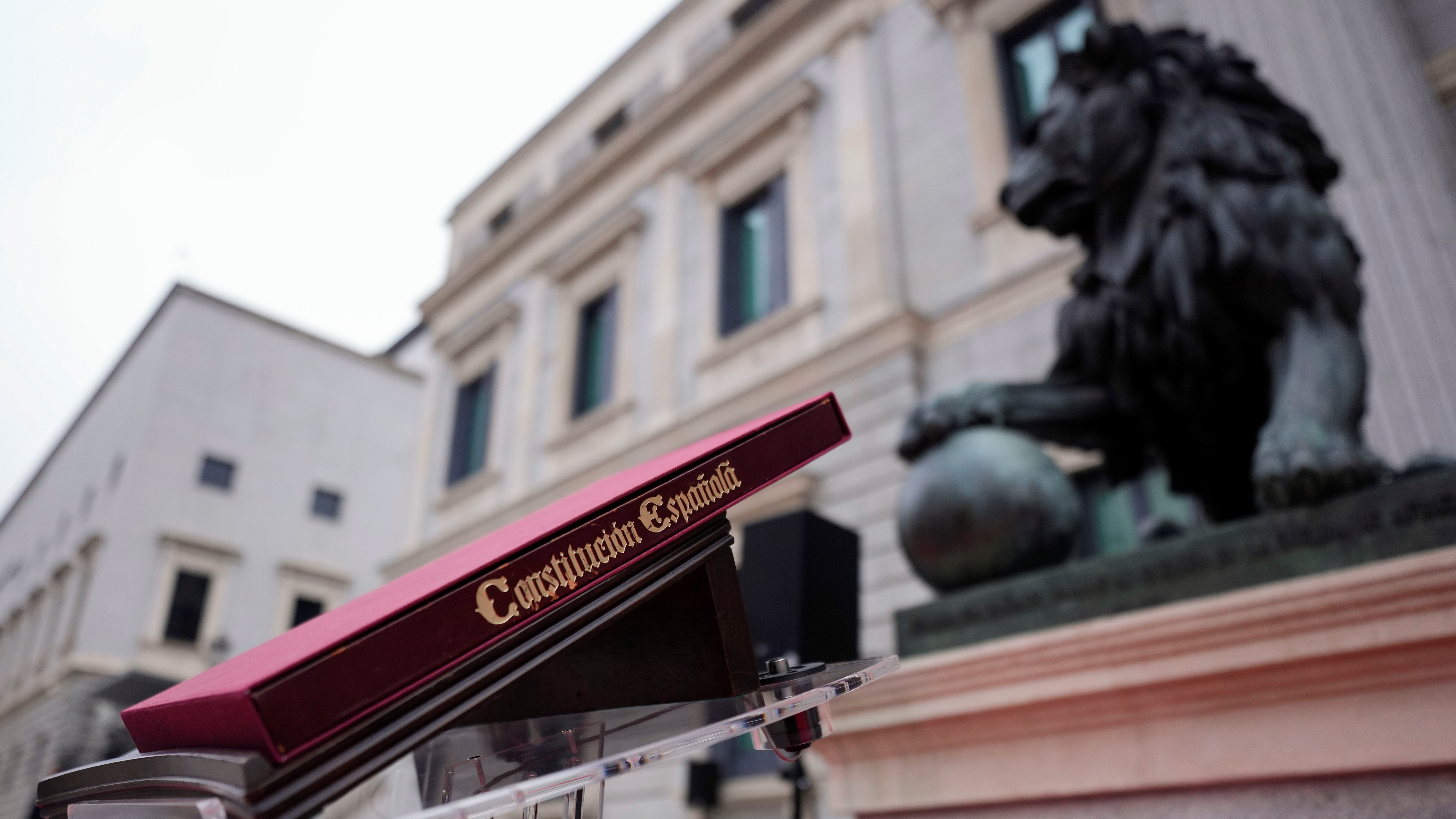 Un exemplar da Carta Magna na entrada do Congreso. EFE/Borja Sánchez-Trillo