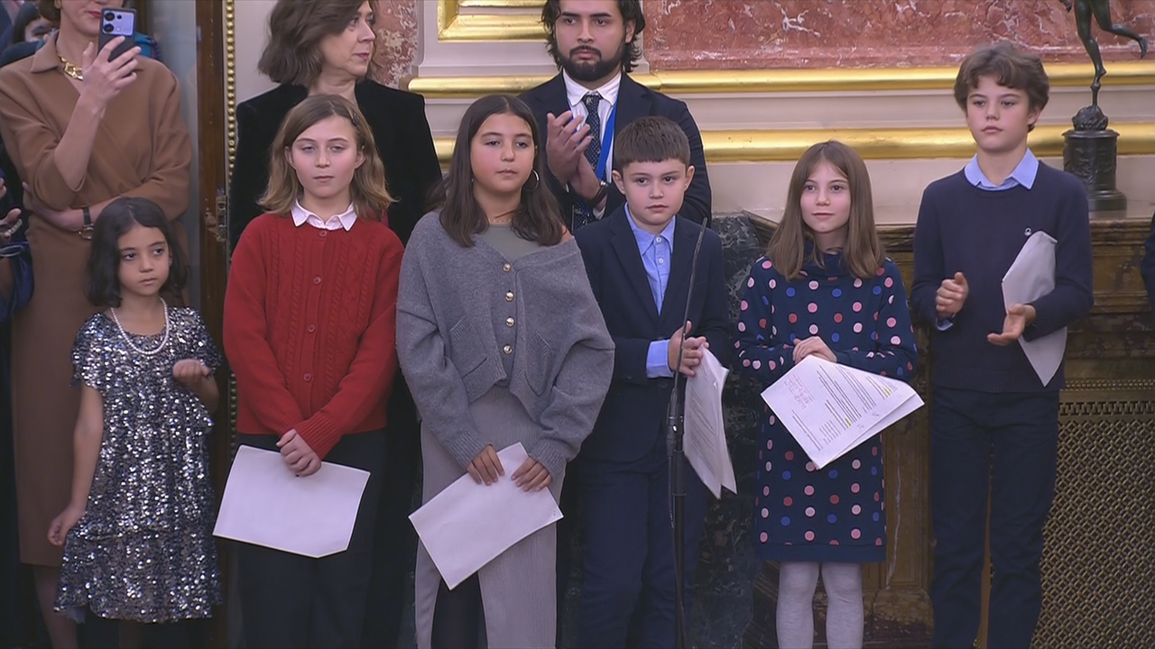 O alumnado de primaria que leu os artigos da Constitución