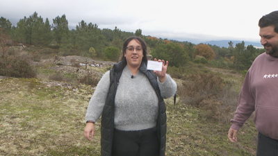 Miriam amosa a pista que atopou ao carón do antigo campo de fútbol de Moreiras e que lle outorga dúas participacións