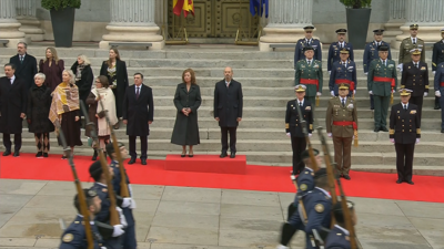 Desfile ás portas da Cámara Baixa
