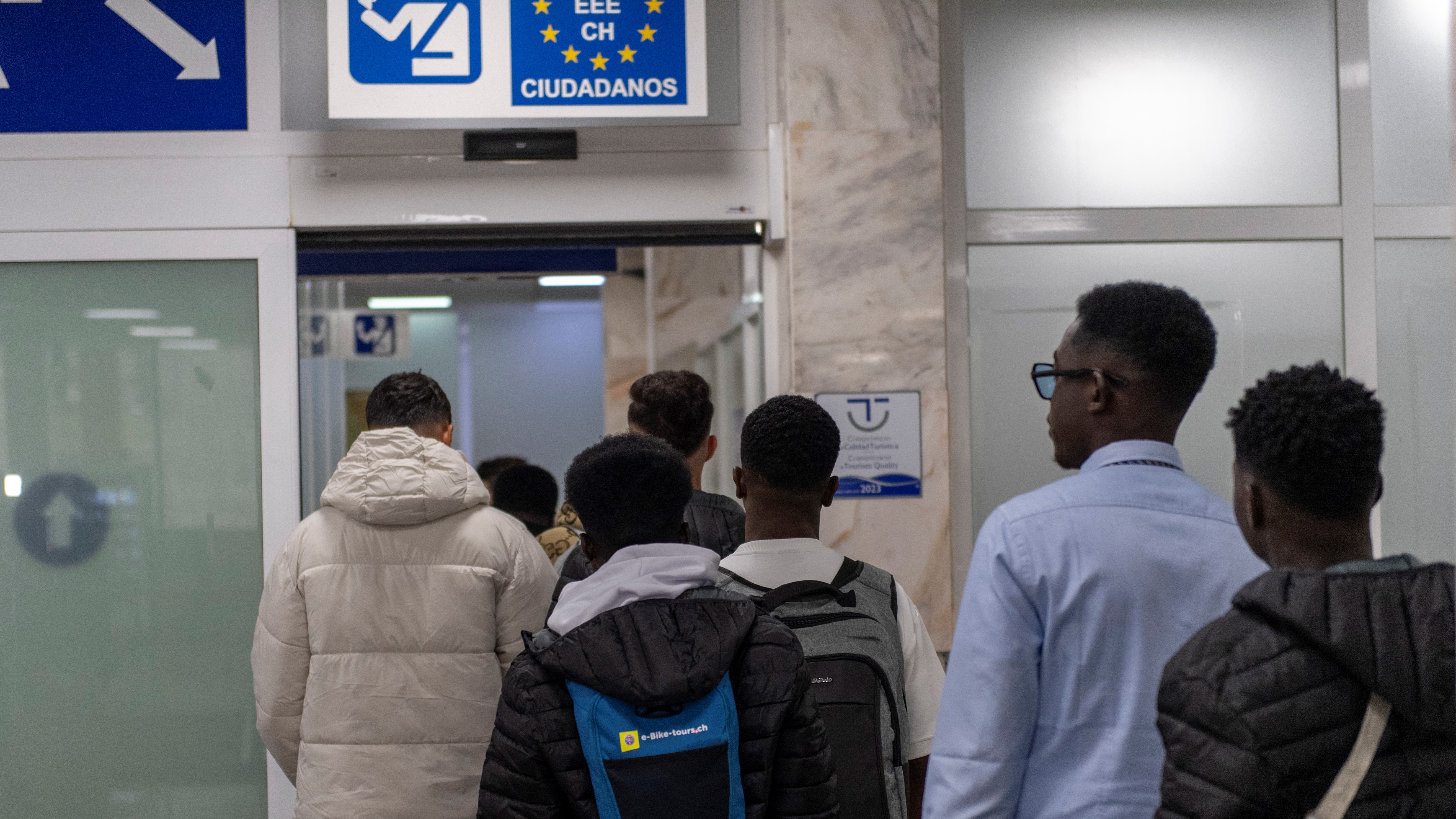 Un grupo de persoas viaxan á península tras pasar polo centro temporal de migrantes de Ceuta. Antonio Sempere/Europa Press