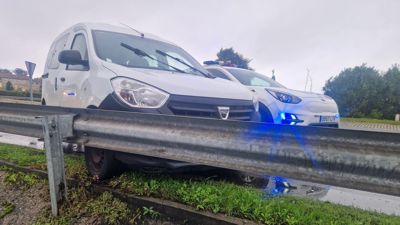 O vehículo interceptado bateu contra o coche policial